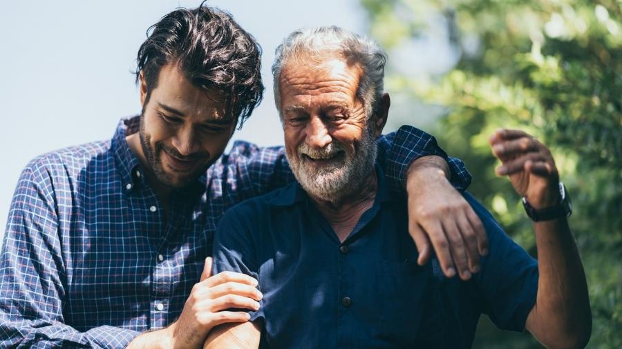 ENTRE FILHOS QUE CRESCEM E PAIS QUE ENVELHECEM
